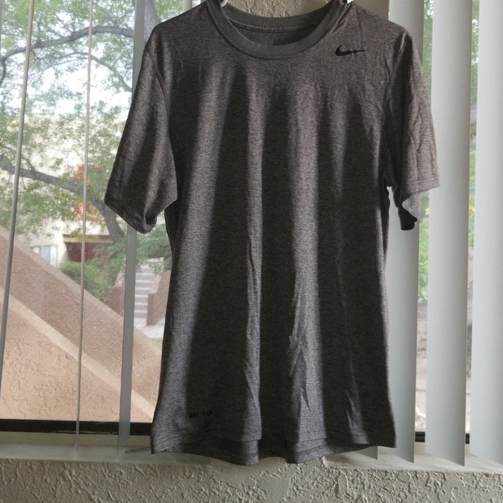 Mens gray dri-fit Nike shirt